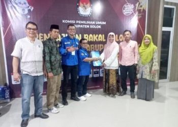 Pengurus DPD PAN Kab. Solok saat serah terima berkas pendaftaran Bacaleg dengan KPU Kab. Solok
