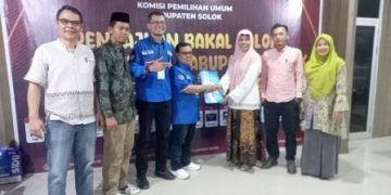 Pengurus DPD PAN Kab. Solok saat serah terima berkas pendaftaran Bacaleg dengan KPU Kab. Solok
