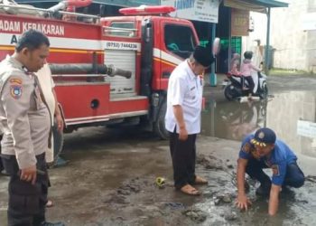 Khawatir Dengan Keselamatan Pengendara, Bupati AWR Intruksikan Pembersihan Drainase di Gaduik