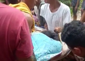 Sempat Tertahan Longsor dan Ditandu Sejauh 7Km, Seorang Ibu Muda di Aie Luo Akhirnya dapat Melahirkan Dengan Selamat