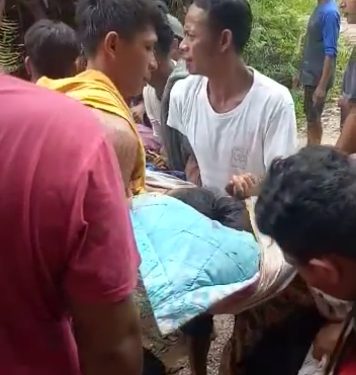 Sempat Tertahan Longsor dan Ditandu Sejauh 7Km, Seorang Ibu Muda di Aie Luo Akhirnya dapat Melahirkan Dengan Selamat