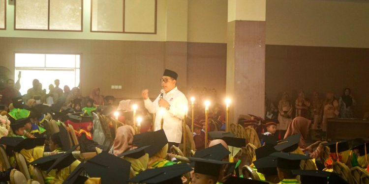 Hadiri Wisuda TK se-Kecamatan Kubung dan Kecamatan IX Koto Sungai Lasi, Bupati Solok Sampaikan Rasa Bangga kepada Seluruh Guru TK