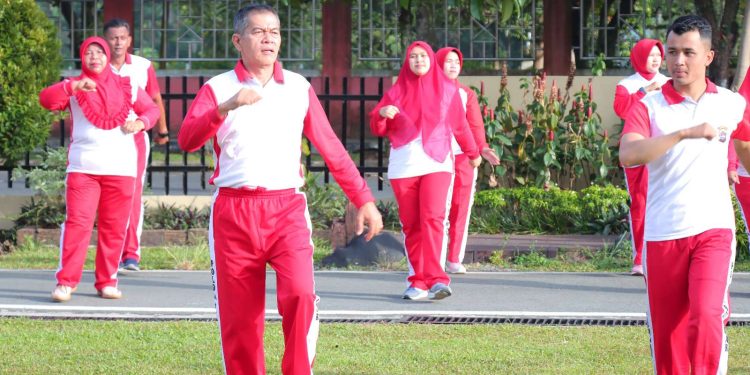Personil Polres Payakumbuh Serta Ibu-Ibu Bhayangkari Laksanakan Senam Aerobic Bersama