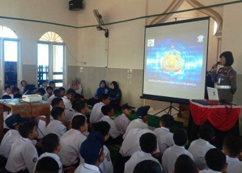 Gandeng Polres Solok, Bagian Hukum Pemkot Solok Beri Penyuluhan Lalu Lintas Pada Siswa Menengah Pertama