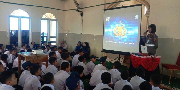 Gandeng Polres Solok, Bagian Hukum Pemkot Solok Beri Penyuluhan Lalu Lintas Pada Siswa Menengah Pertama