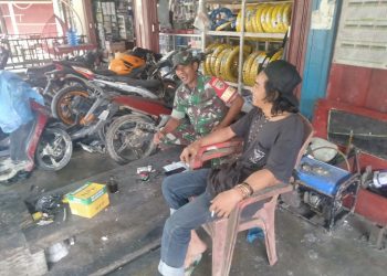 Babinsa Koramil 02/Muara Siberut Laksanakan Komsos di Desa Maileppet