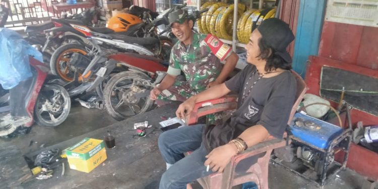 Babinsa Koramil 02/Muara Siberut Laksanakan Komsos di Desa Maileppet