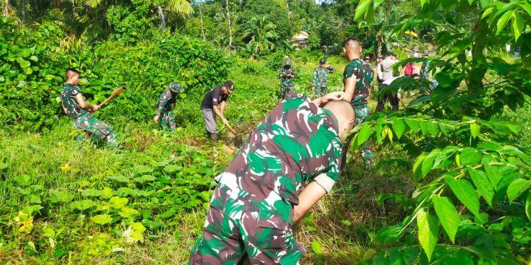 Jajaran Koramil 04 Sikakap Laksanakan Gotong Royong Bersama