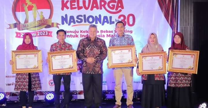 Kota Solok Berhasil Menerima Enam Penghargaan Sekaligus pada Puncak Hari Keluarga Nasional