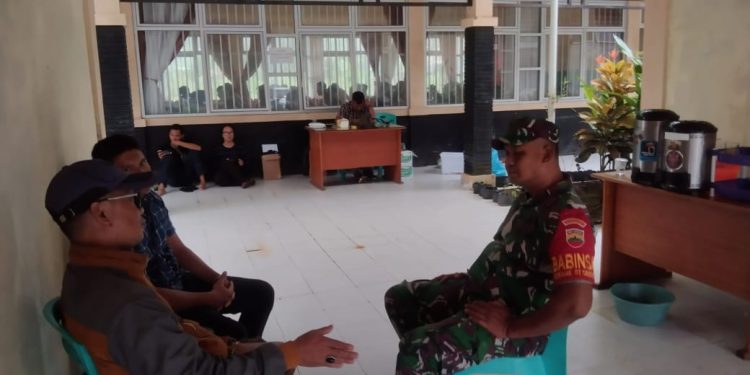 Memupuk Rasa Kebersamaan, Babinsa Koramil 02 Muara Siberut Serda Iswendra Sambangi Masyarakat