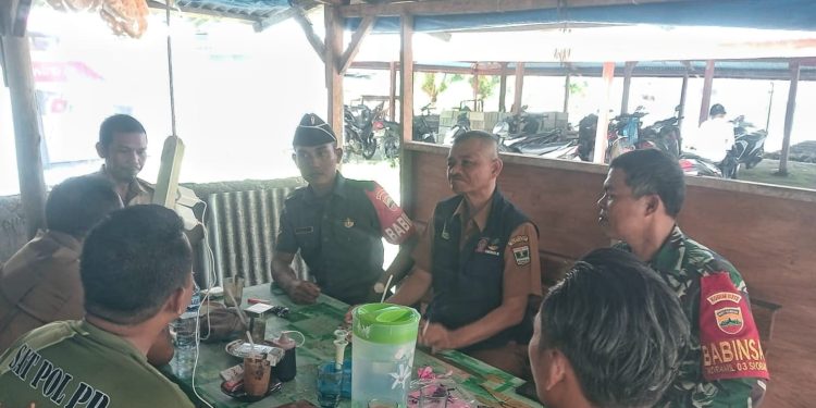 Babinsa Koramil 03 Sipora Laksanakan Komsos Bersama Camat Sipora Selatan
