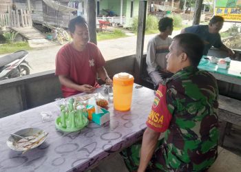Melalui Komsos, Babinsa Koramil 01/Sikabaluan Memotivasi Warga, Petani, Pekebun dalam Meningkatkan Hasil Panen