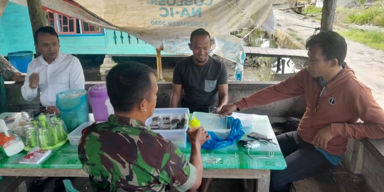 Ini Pesan Babinsa Serda Sudirman kepada Buruh Saat Melaksanakan Komsos