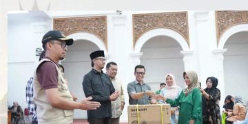 Dana Aspirasi Edison Katik Basa Berupa Bantuan Sosial Ekonomi Produktif, Secara Simbolis Diserahkan Wako Erman Safar