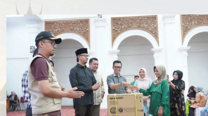 Dana Aspirasi Edison Katik Basa Berupa Bantuan Sosial Ekonomi Produktif, Secara Simbolis Diserahkan Wako Erman Safar