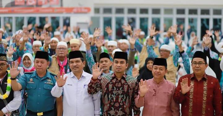 Wawako Dr. Ramadhani Sambut Langsung Kedatangan Jemaah Haji Kota Solok di Bandara Internasional Minangkabau