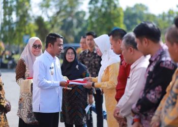 Untuk Meriahkan HUT RI Ke-78, Pemkot Solok Bersama Forkopimda Ikuti Gerakan Pembagian Bendera