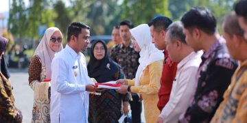 Untuk Meriahkan HUT RI Ke-78, Pemkot Solok Bersama Forkopimda Ikuti Gerakan Pembagian Bendera