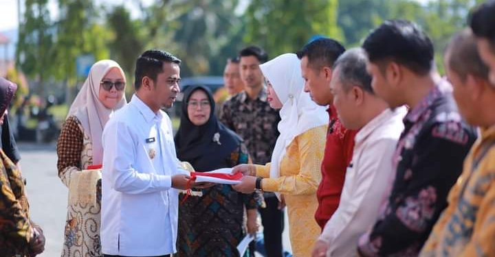 Untuk Meriahkan HUT RI Ke-78, Pemkot Solok Bersama Forkopimda Ikuti Gerakan Pembagian Bendera