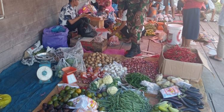 Guna Menjaga Ketersediaan Sembako Dipasar Tradisional, Babinsa Koramil 01/Sikabaluan Monitoring Stok Sembako