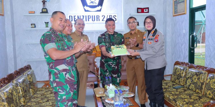 Kompak, Forkopimda Kota Payakumbuh dan Limapuluh Kota Beri Kejutan Kue Ulang Tahun kepada Denzipur 2/Ps