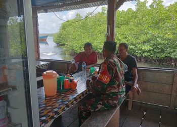 Babinramil 01 Sikabaluan, Serda Muskhandar Komsos dengan Warga Pencari Lebah