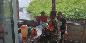 Babinramil 01 Sikabaluan, Serda Muskhandar Komsos dengan Warga Pencari Lebah