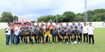 Dengan Semangat Kebersamaan, Wali Kota Solok Ikut Menonton Pertandingan Sepak Bola antara Pemko Solok Melawan Pemko Sawahlunto