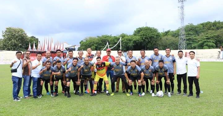 Dengan Semangat Kebersamaan, Wali Kota Solok Ikut Menonton Pertandingan Sepak Bola antara Pemko Solok Melawan Pemko Sawahlunto