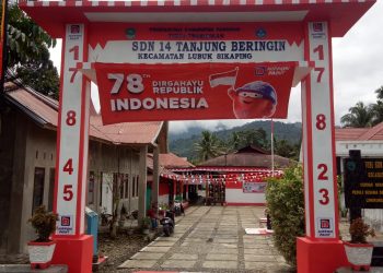 Sambut Meriahnya Hari Kemerdekaan RI Ke-78, Majelis Guru SDN 14 Tanjung Beringin Bergotongroyong Hiasi Sekolah