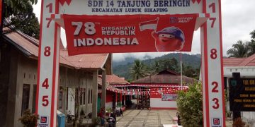 Sambut Meriahnya Hari Kemerdekaan RI Ke-78, Majelis Guru SDN 14 Tanjung Beringin Bergotongroyong Hiasi Sekolah