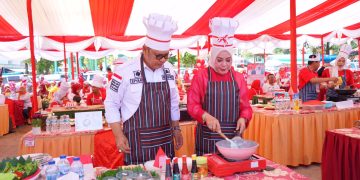 Meriahkan HUT RI Ke-78, Bupati Solok bersama Istri ikuti Lomba Memasak