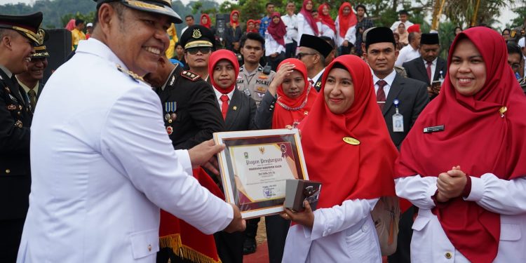 Keseriusan Dinas Kesehatan Kab. Solok Diganjar Penghargaan Oleh Bupati