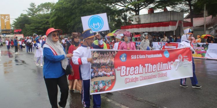 Ikut Serta Dalam Pawai Alegoris, Penampilan Drum Band SLB C Kota Payakumbuh Berhasil Memukau Ribuan Penonton