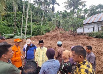 Sekembali dari Kapue IX, Bupati Safaruddin Langsung Tinjau Musibah Lonsor di Tungkar