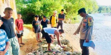 Seorang Bayi Perempuan Masih Bertali Pusar Ditemukan Dipinggir Sungai di Pessel