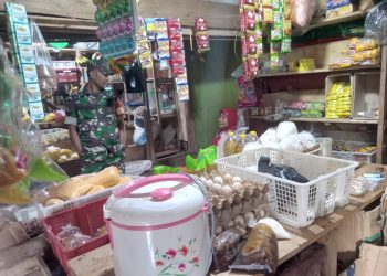 Babinsa Koramil 02/Muara Siberut, Serka Syopiandi Laksanakan Komsos di Pasar Tradisional