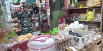 Babinsa Koramil 02/Muara Siberut, Serka Syopiandi Laksanakan Komsos di Pasar Tradisional