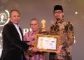 Satu-Satunya di Sumbar, Wako Erman Safar Terima Penghargaan Golden Award SIWO PWI 2023