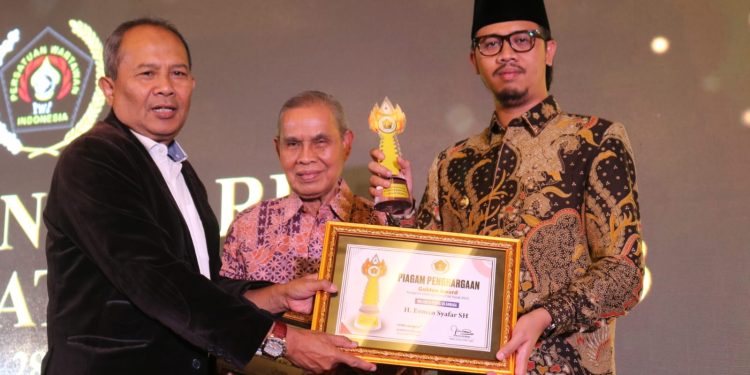 Satu-Satunya di Sumbar, Wako Erman Safar Terima Penghargaan Golden Award SIWO PWI 2023