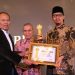 Satu-Satunya di Sumbar, Wako Erman Safar Terima Penghargaan Golden Award SIWO PWI 2023