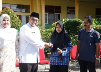Wakil Bupati Richi Arpian Membagikan Tablet Obat TTD Kepada Siswi SMPN 1 Dan SMPN 3 Sungayang