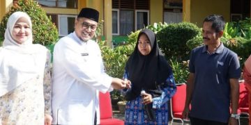 Wakil Bupati Richi Arpian Membagikan Tablet Obat TTD Kepada Siswi SMPN 1 Dan SMPN 3 Sungayang