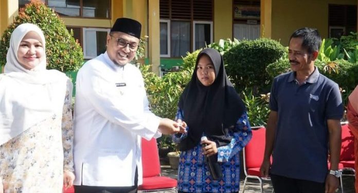 Wakil Bupati Richi Arpian Membagikan Tablet Obat TTD Kepada Siswi SMPN 1 Dan SMPN 3 Sungayang