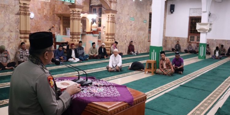 Polres Tanah Datar Laksanakan Jumat Subuh Kantibmas Di Masjid Lantai Batu