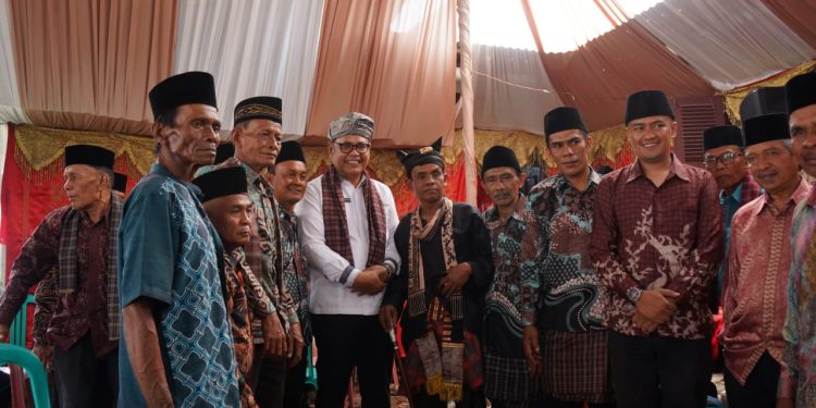 Bupati Solok Hadiri Alek Batagak Gala Datuak Tanali Suku Koto Nagari Talang
