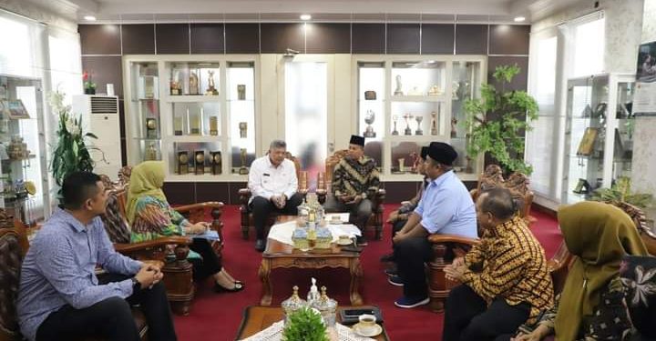 Bawaslu Kota Solok Audensi dengan Wako Zul Elfian Umar