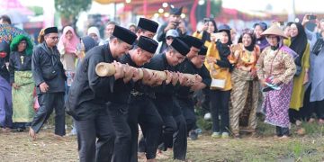 Hari Kedua Rang Solok Baralek Gadang, Wakil Wali Kota Solok, Dr. H. Ramadhani Kirana Putra Ikuti Permainan Anak Nagari