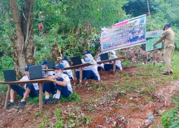 Tak Ada Jaringan, SMP N 4 Tigo Lurah Kab. Solok ANBK Dalam Hutan