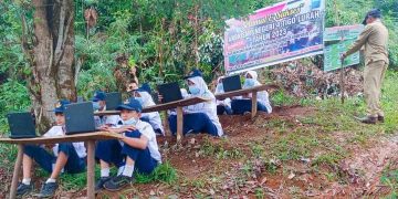 Tak Ada Jaringan, SMP N 4 Tigo Lurah Kab. Solok ANBK Dalam Hutan